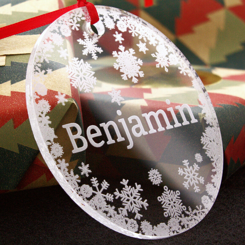 Plexiglas kerstbal met gravure sneeuwvlokken model 1 met naam