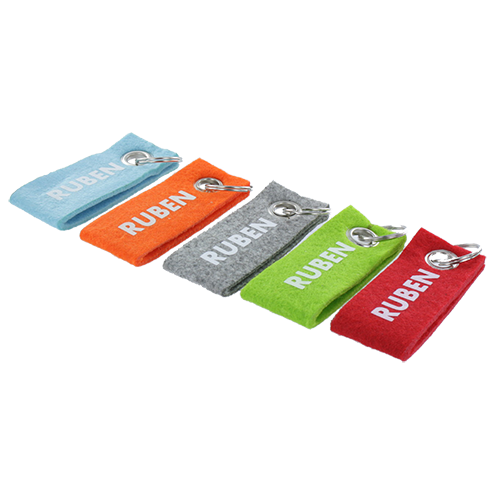 Sleutelhanger vilt met naam - Vrolijke sleutelhanger gemaakt van vilt, kies zelf de gewenste tekst en wij bedrukken deze gratis voor je.