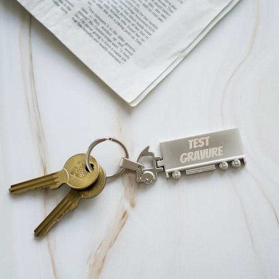 Sleutelhanger vrachtwagen - Gratis graveren vanaf 1 stuk - Jouw sleutels, jouw avontuur - Keuze uit meer dan 160 lettertypen en 2300 illustraties