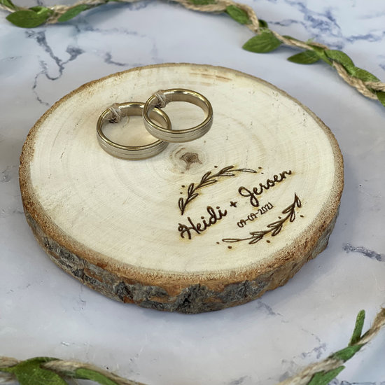 Ringenplankje boomschijf met ringhouder - Leuke en persoonlijke manier om de ringen te presenteren bij jouw JA woord, gratis graveren + personaliseren