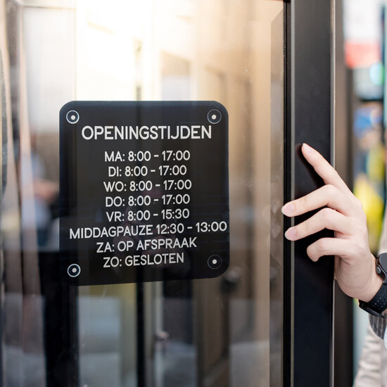 Openingstijden bord 235 x 235 mm - Luxe bordje welke wij gratis graveren met jouw openingstijden - Handige zuignappen systeem-Kies uit 160 lettertypen