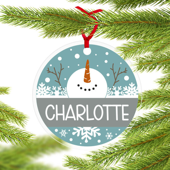 Plexiglas kerstbal met bedrukking sneeuwpop type 2 met eigen naam - Wij graveren deze luxe kerstbal met jouw tekst, geleverd inclusief lintje!